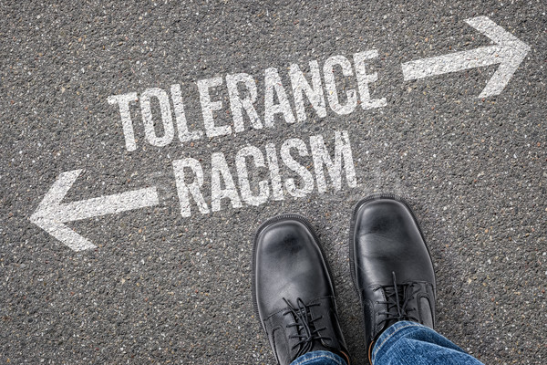 Decisione tolleranza il razzismo strada scarpe Foto d'archivio © Zerbor