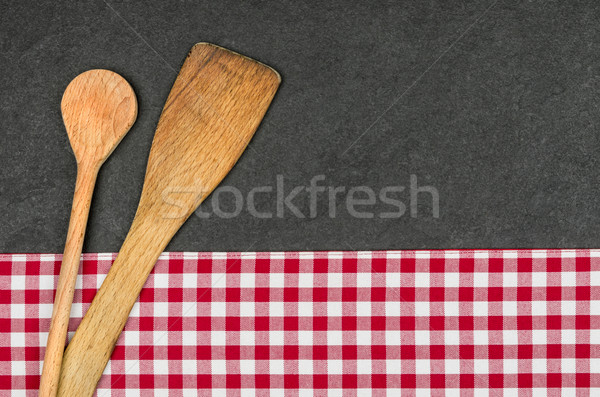 Foto stock: Cuchara · de · madera · placa · rojo · mantel · textura