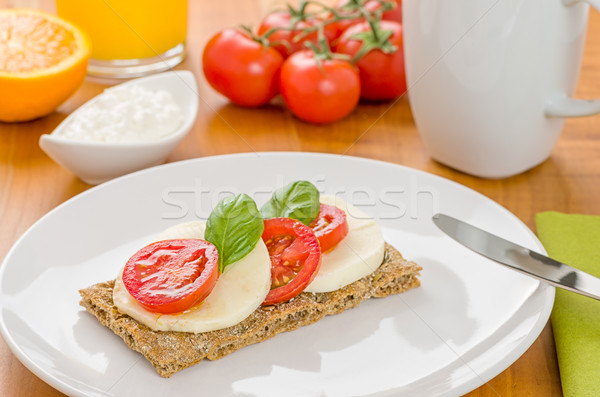 Paradicsom mozzarella reggeli asztal kávé szendvics Stock fotó © Zerbor