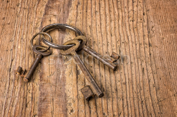 Drie oude sleutels sleutelhanger deur achtergrond Stockfoto © Zerbor