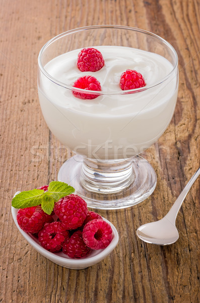 Friss krémes természetes joghurt málna gyümölcs Stock fotó © Zerbor