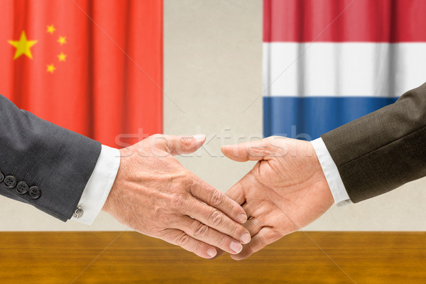 Kína Hollandia kézfogás kezek kéz megbeszélés Stock fotó © Zerbor