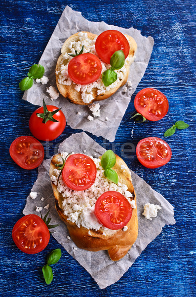 Sandwich brânză tomate busuioc hârtie alimente Imagine de stoc © zia_shusha