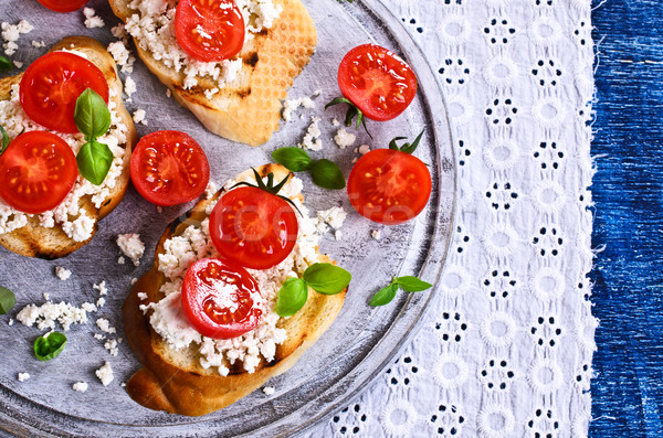 Foto stock: Sanduíche · queijo · tomates · manjericão · superfície