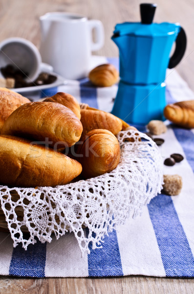 Foto d'archivio: Cornetti · basket · pizzo · panno · caffè