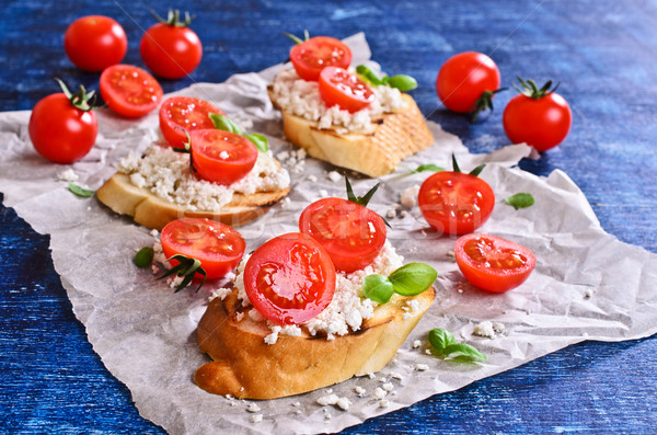 [[stock_photo]]: Sandwich · fromages · tomate · basilic · papier · alimentaire