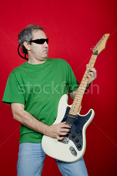 Spielen reifer Mann spielen Gitarre rot Mann Stock foto © zittto