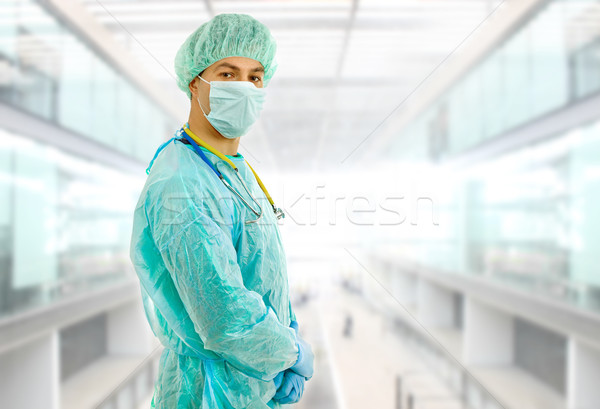 Arzt jungen männlichen Arzt Krankenhaus medizinischen grünen Stock foto © zittto