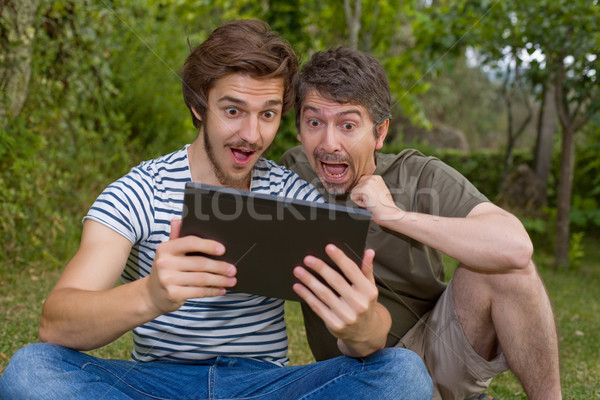 Sorprendido casual hombres aire libre Internet Foto stock © zittto