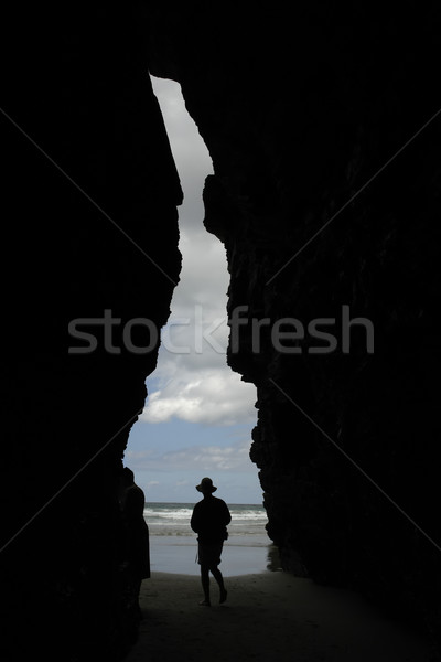 Barlang férfi tengerpart víz textúra felhők Stock fotó © zittto