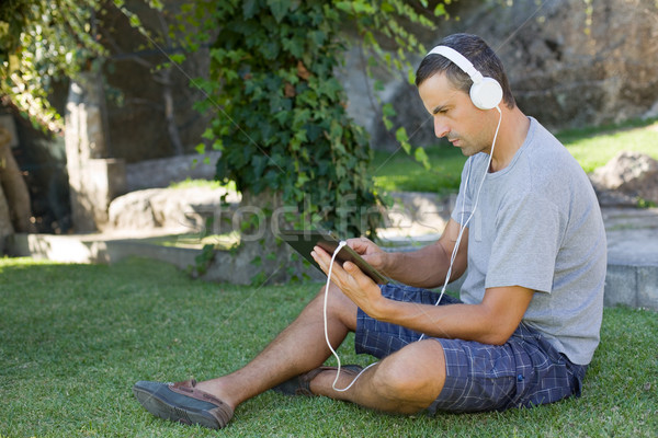 Hombre relajante joven escuchar música Foto stock © zittto