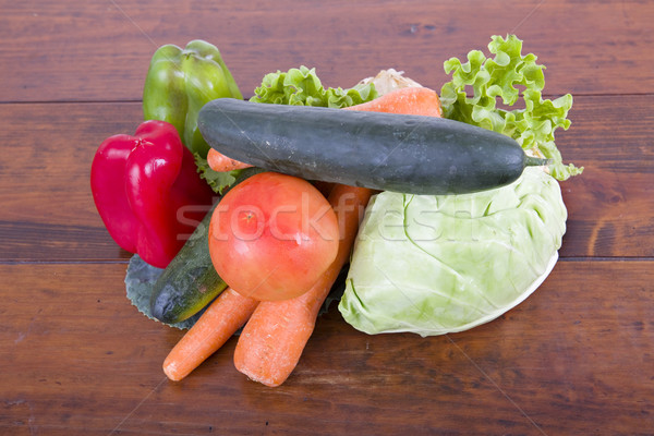 Warzyw świeże warzywa drewniany stół kuchnia jedzenie pomidorów Zdjęcia stock © zittto