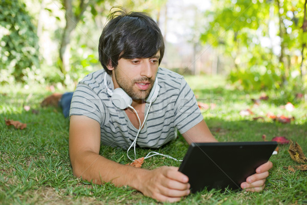 Man ontspannen jonge man luisteren muziek Stockfoto © zittto