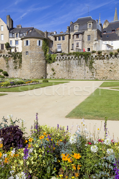 Histórico cidade edifício jardim árvores verão Foto stock © zittto