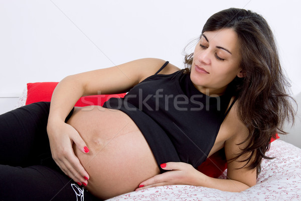 孕 年輕 孕婦 床 工作室 圖片 商業照片 © zittto