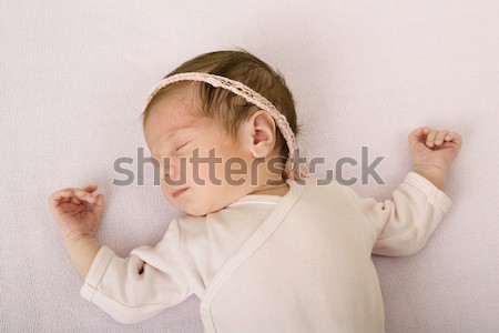 年輕 嬰兒 肖像 睡眠 工作室 圖片 商業照片 © zittto