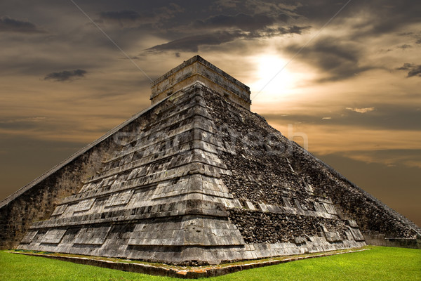 Chichén Itzá antigua pirámide templo edificio viaje Foto stock © zittto