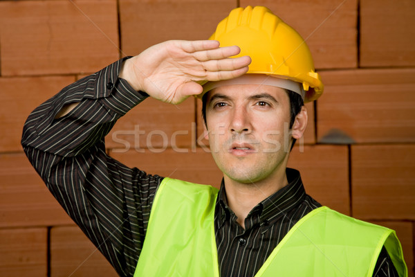 Ingeniero amarillo sombrero pared de ladrillo negocios trabajo Foto stock © zittto