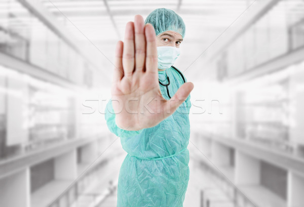 Médico jóvenes doctor de sexo masculino parada mano hospital Foto stock © zittto