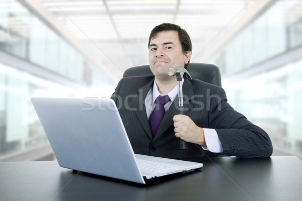 Foto stock: Louco · homem · de · negócios · jovem · empresário · martelo · laptop