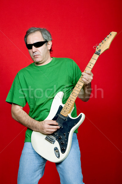Gitarrist reifen Mann Gitarre rot Stock foto © zittto