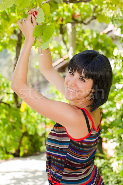 Casual mujer jóvenes posando sonriendo cámara Foto stock © zittto