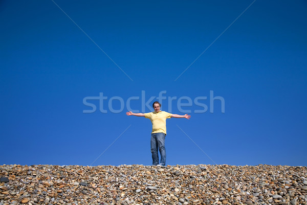 Gelukkig man armen breed Open strand Stockfoto © zittto