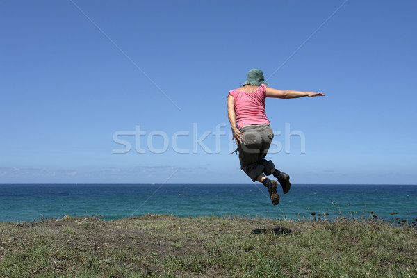 Gratis gelukkig vrouw groot springen kust Stockfoto © zittto