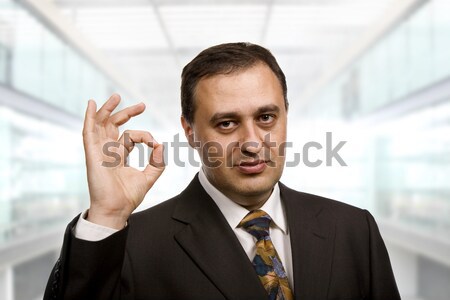 Győzelem fiatal üzletember mutat kéz izolált Stock fotó © zittto