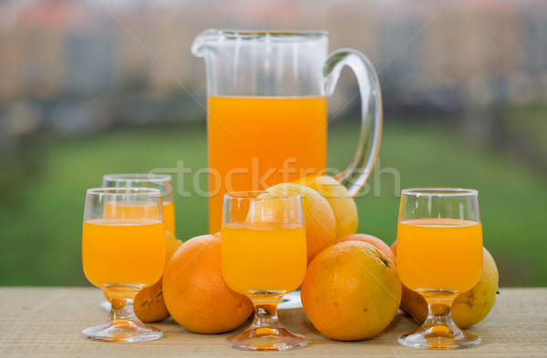 Suco de laranja vidro delicioso laranjas tabela jardim Foto stock © zittto