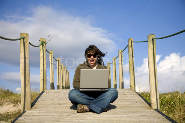 Foto stock: De · trabajo · ordenador · playa · mano · sonrisa