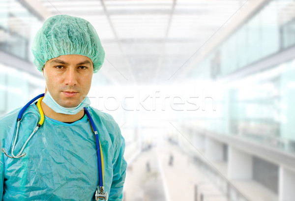 Arzt jungen männlichen Arzt Krankenhaus Mann grünen Stock foto © zittto