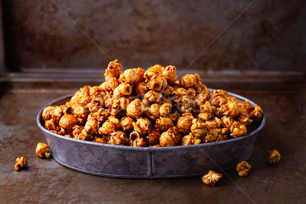 Rusztikus sózott karamell pattogatott kukorica közelkép Stock fotó © zkruger