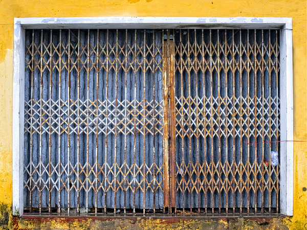 Koszos rozsdás kék citromsárga fém kapu Stock fotó © zkruger