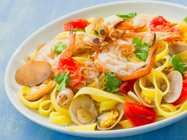 Rustiek Italiaans zeevruchten pasta plaat Stockfoto © zkruger