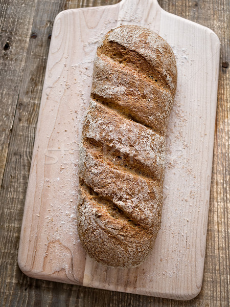 Ropogós teljeskiőrlésű barna kenyér közelkép frissen Stock fotó © zkruger
