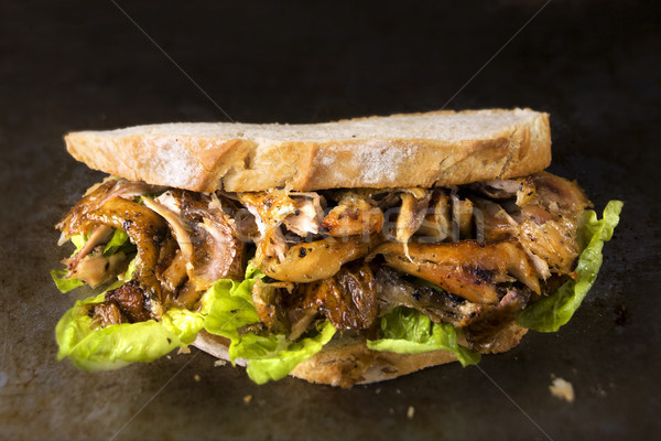 Rustiek geroosterde kip sandwich Blur voedsel Stockfoto © zkruger