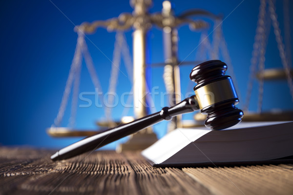 Сток-фото: прав · молоток · масштаба · правосудия · старые · деревянный · стол