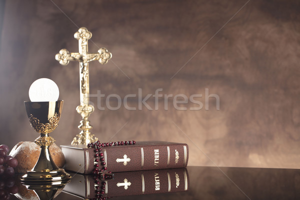 [[stock_photo]]: Catholique · religion · bible · croix · or