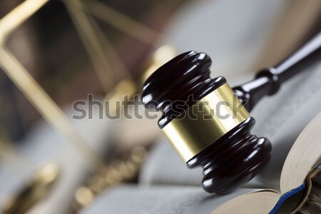 Foto d'archivio: Legge · martelletto · scala · giustizia · vecchio · tavolo · in · legno