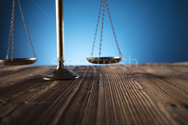 Recht schaal justitie oude houten tafel Blauw Stockfoto © zolnierek