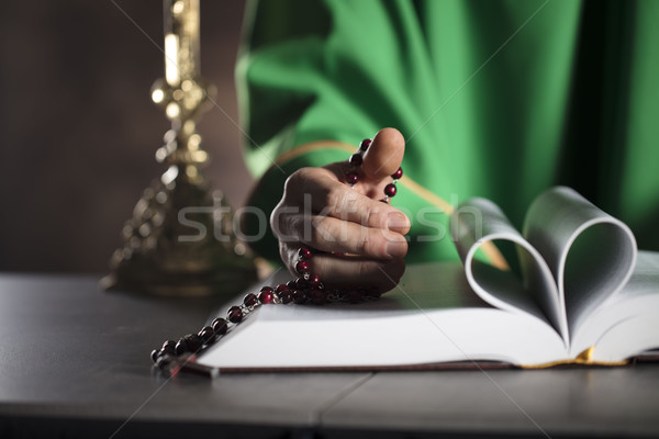 Katolikus vallás pap szent tömeg kereszt Stock fotó © zolnierek