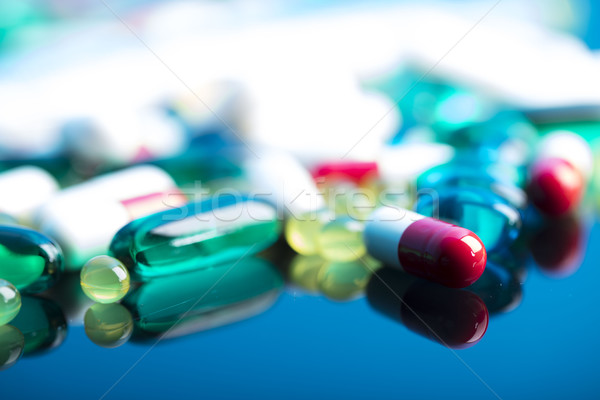Gyógyszertár tabletták szett különböző színes üveg Stock fotó © zolnierek