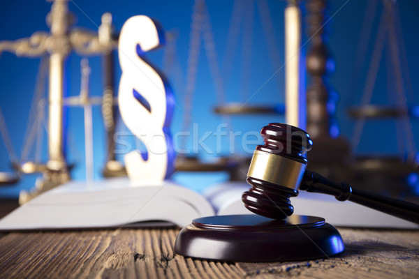 прав молоток масштаба правосудия старые деревянный стол Сток-фото © zolnierek
