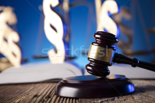 Recht Hammer Maßstab Gerechtigkeit alten Holztisch Stock foto © zolnierek