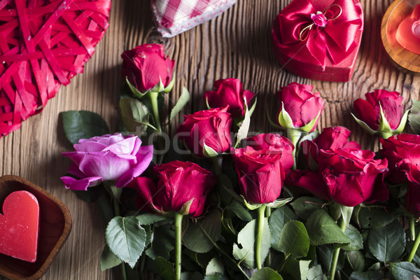 [[stock_photo]]: Jour · rouge · coeurs · roses · table · en · bois · fleur