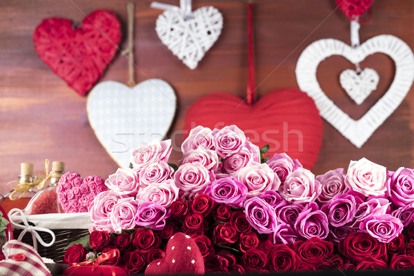 Zdjęcia stock: Dzień · czerwony · serca · róż · drewniany · stół · kwiat