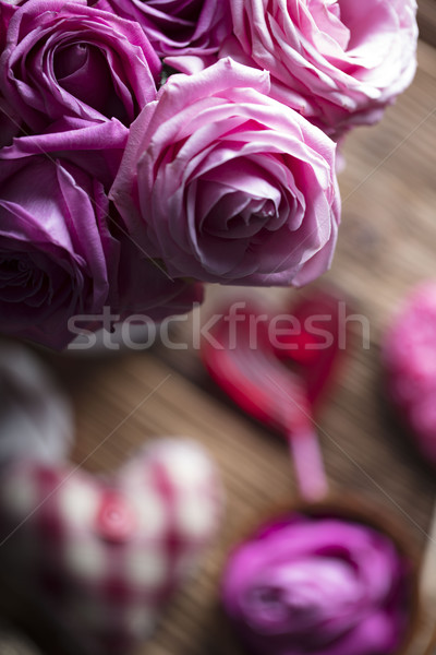 [[stock_photo]]: Jour · rouge · coeurs · roses · table · en · bois · fleur