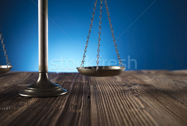 Recht schaal justitie oude houten tafel Blauw Stockfoto © zolnierek