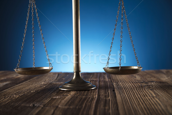 Prawa skali sprawiedliwości starych drewniany stół niebieski Zdjęcia stock © zolnierek